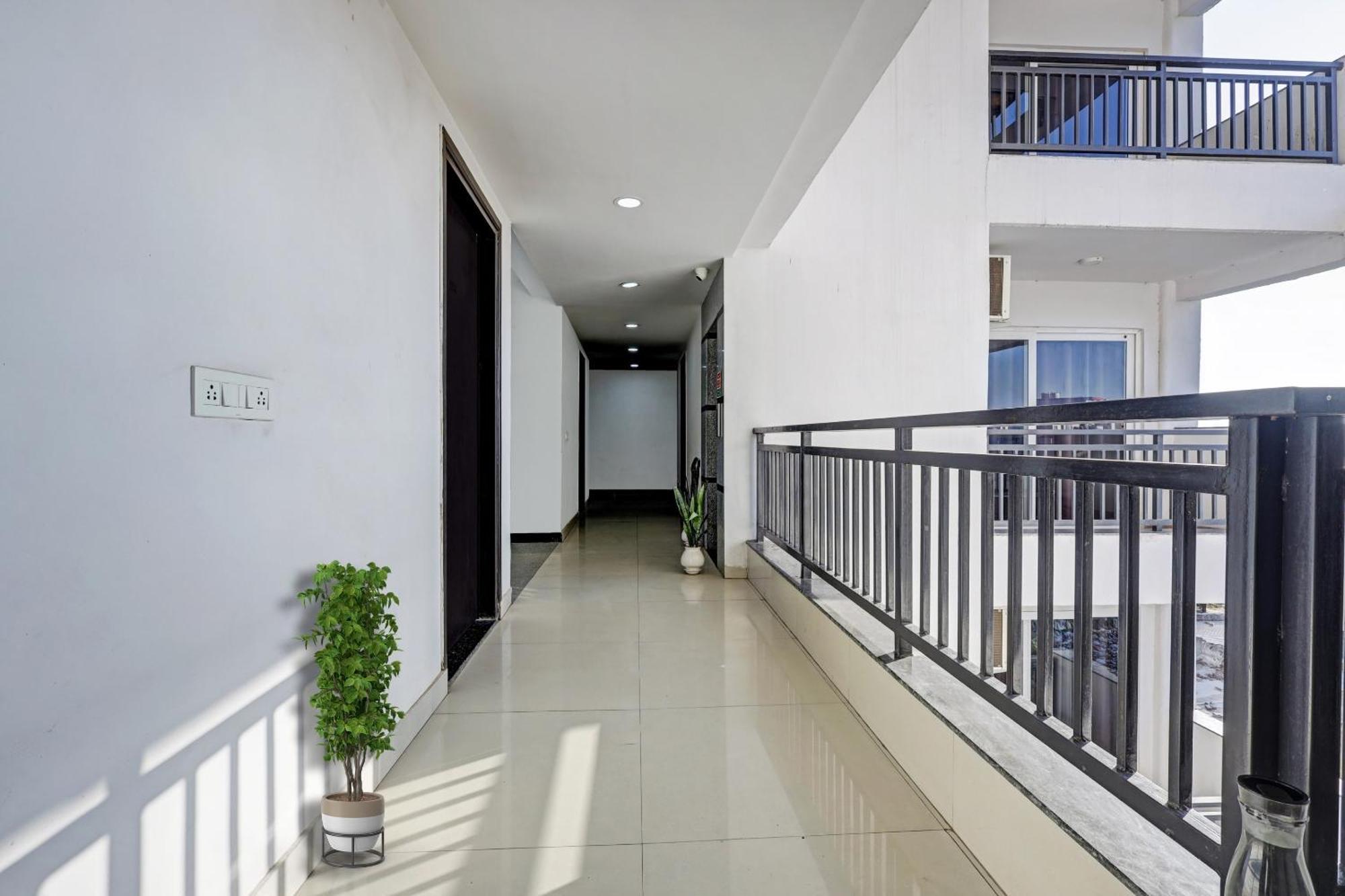 Super Townhouse Tipsyy Near Bestech Central Square Mall Гургаон Экстерьер фото