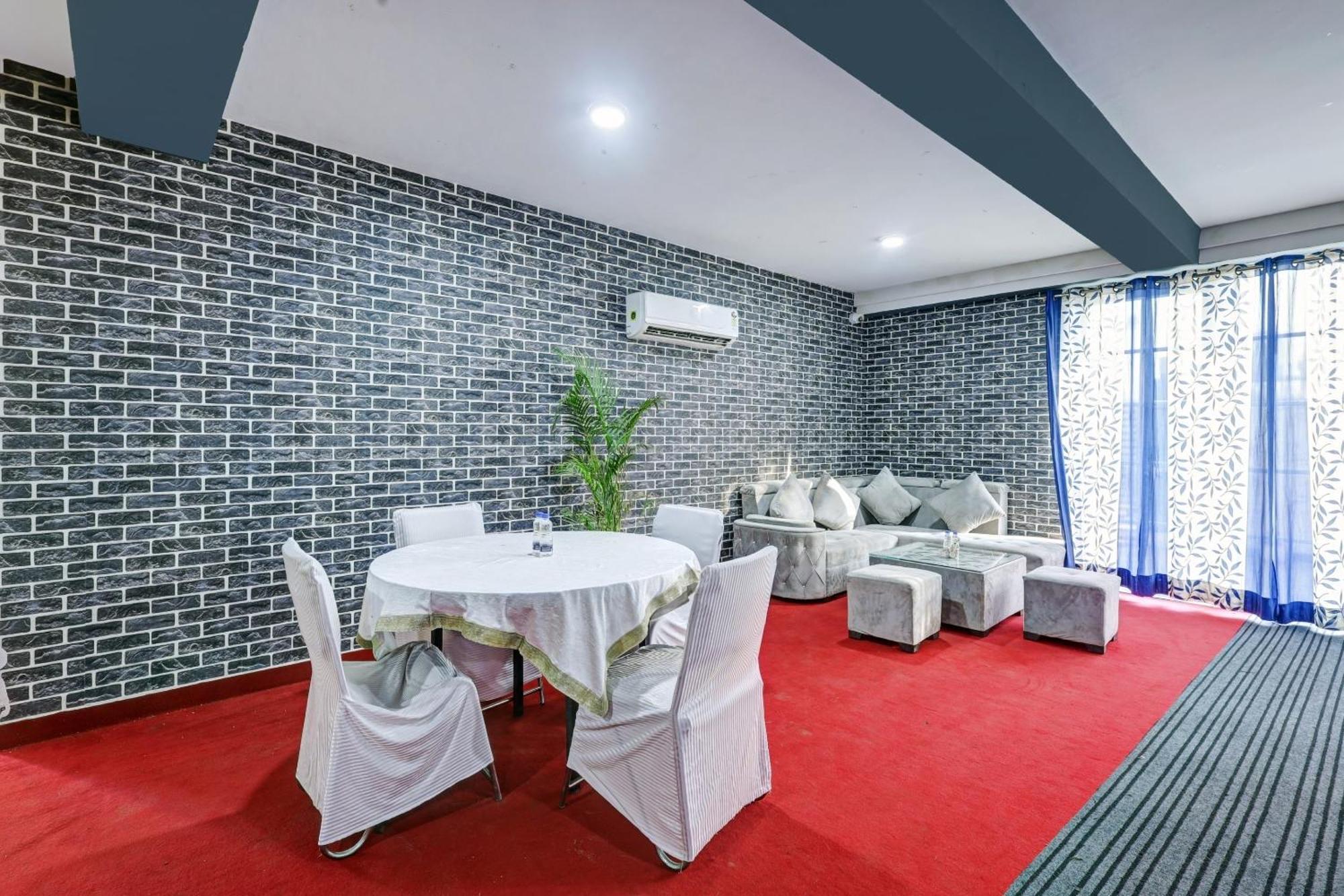 Super Townhouse Tipsyy Near Bestech Central Square Mall Гургаон Экстерьер фото