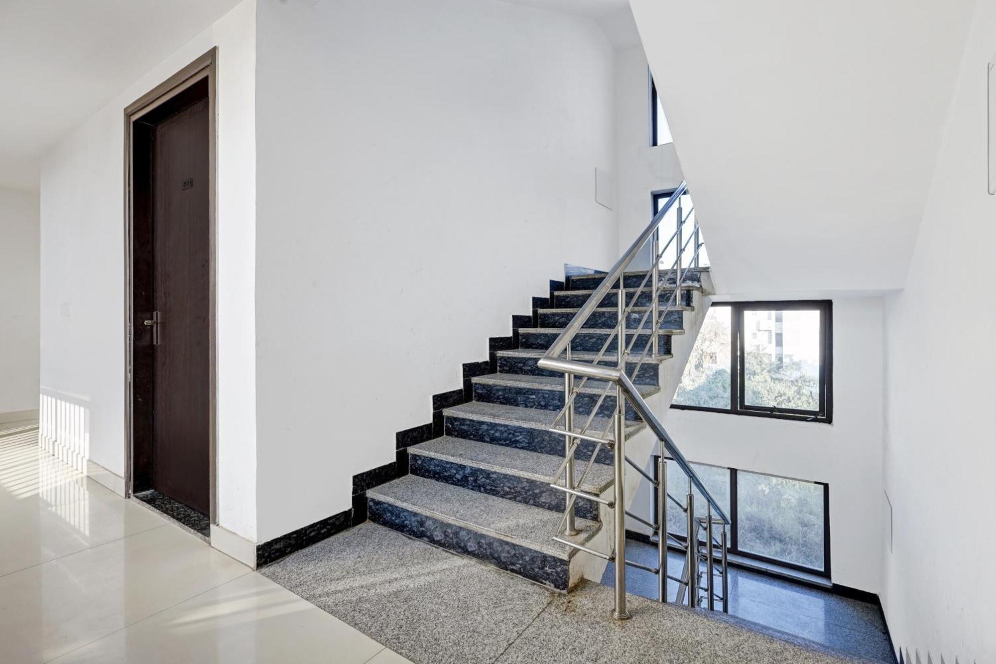 Super Townhouse Tipsyy Near Bestech Central Square Mall Гургаон Экстерьер фото